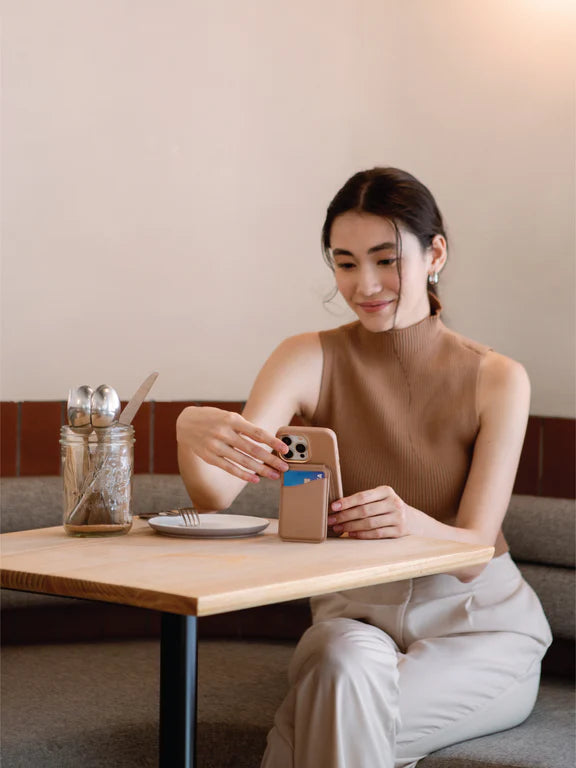 UNIQ COEHL ESME MAGNETIC CARDHOLDER WITH MIRROR AND STAND