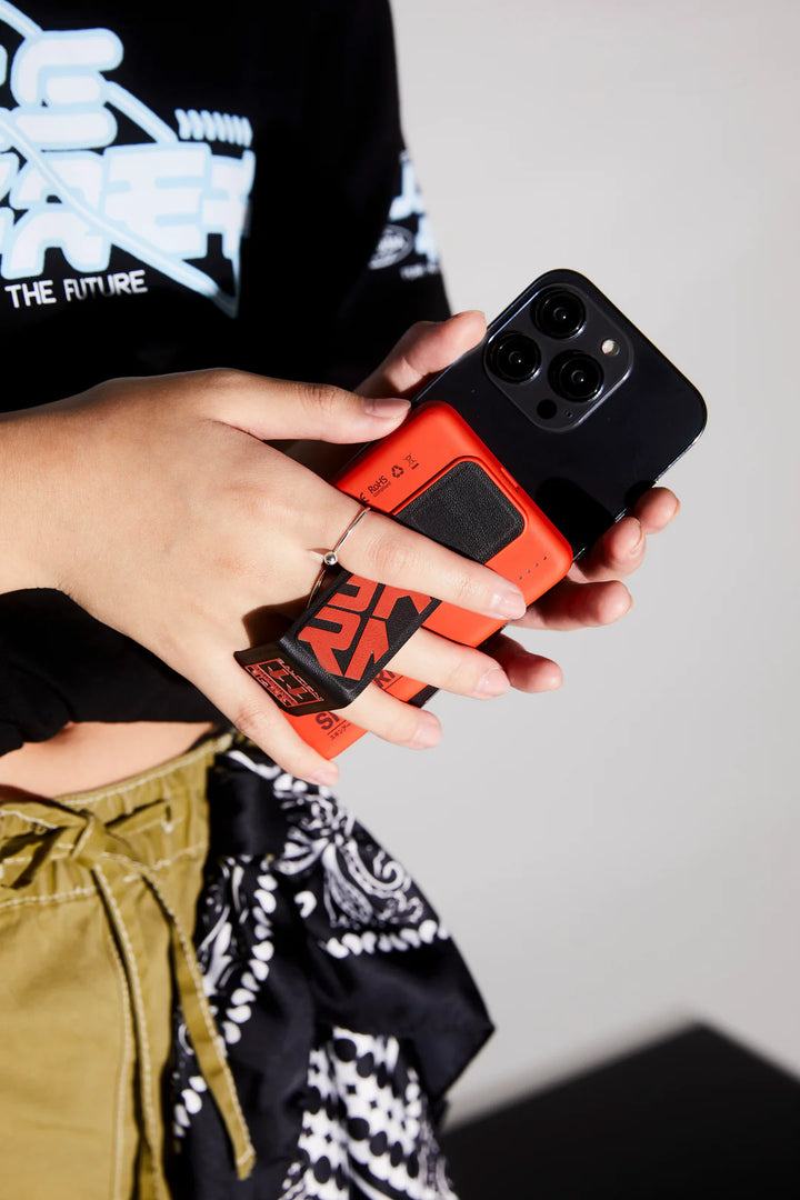 Skinarma Spunk Magnetic Powerbank  With Smart Grip Stand